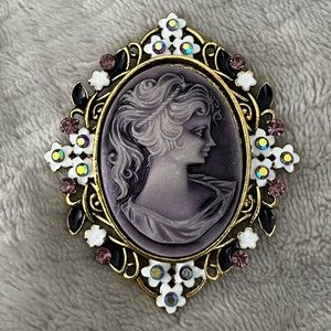 Vintage Antique Cameo lady brooch